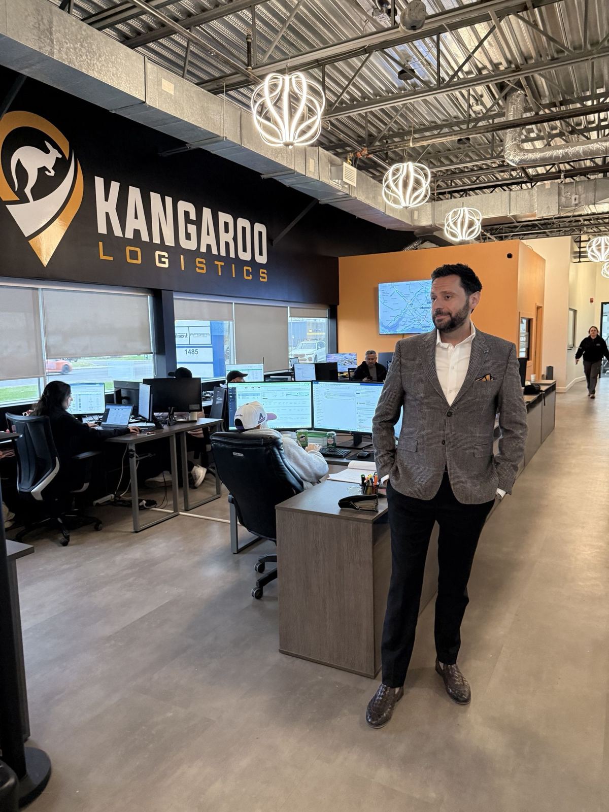 L’équipe de Kangaroo Logistics au travail dans notre bureau de Laval
